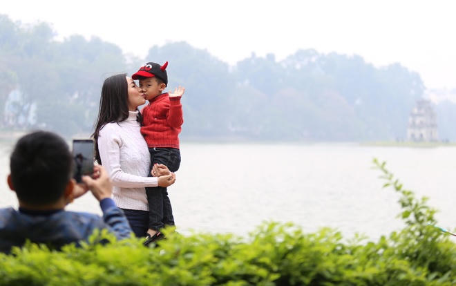 Các gia đình đổ đến công viên vui Tết Dương lịch