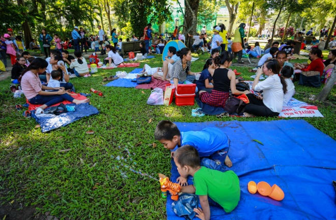 Các gia đình đổ đến công viên vui Tết Dương lịch