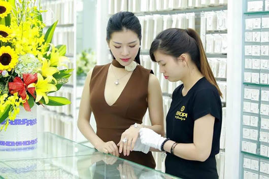 MC Nhã Quyên thích trang phục, trang sức nhẹ nhàng tinh tế