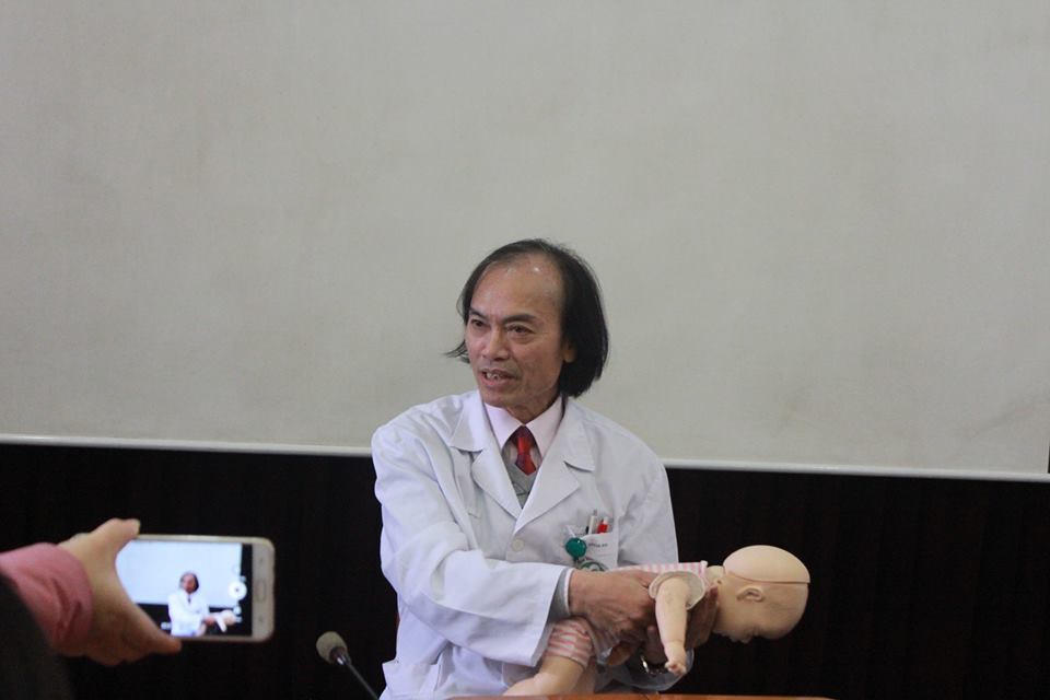 Cứu con bị hóc: Bất cứ phụ huynh nào cũng không được bỏ qua!