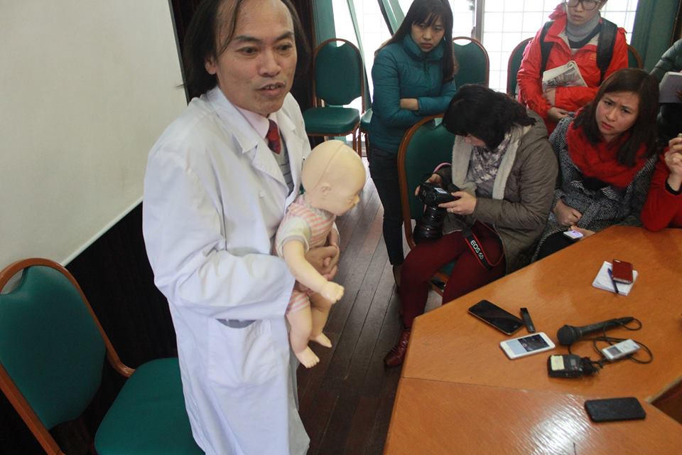 Cứu con bị hóc: Bất cứ phụ huynh nào cũng không được bỏ qua!