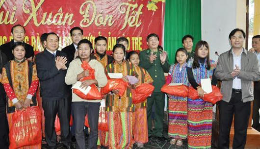 Lãnh đạo Hà Tĩnh chúc tết bà con dân bản