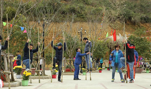 Du khách thích thú trẩy hội Khèn hoa, đón Tết trên đỉnh Fansipan