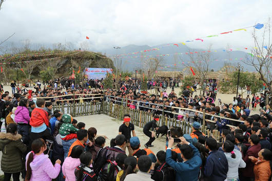 Du khách thích thú trẩy hội Khèn hoa, đón Tết trên đỉnh Fansipan