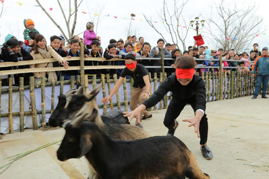 Du khách thích thú trẩy hội Khèn hoa, đón Tết trên đỉnh Fansipan