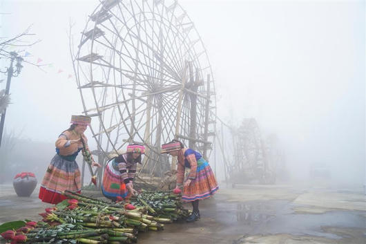 Du khách thích thú trẩy hội Khèn hoa, đón Tết trên đỉnh Fansipan