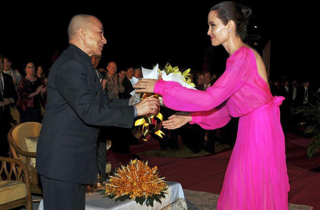 Angelina Jolie lần đầu đưa sáu con đi ra mắt phim từ khi ly hôn