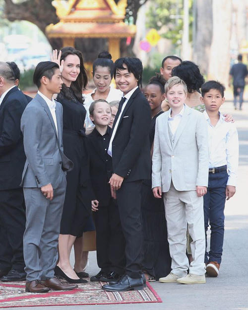 Angelina Jolie lần đầu đưa sáu con đi ra mắt phim từ khi ly hôn