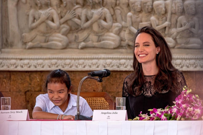 Angelina Jolie lần đầu đưa sáu con đi ra mắt phim từ khi ly hôn