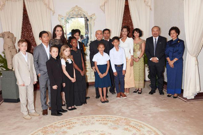 Angelina Jolie lần đầu đưa sáu con đi ra mắt phim từ khi ly hôn