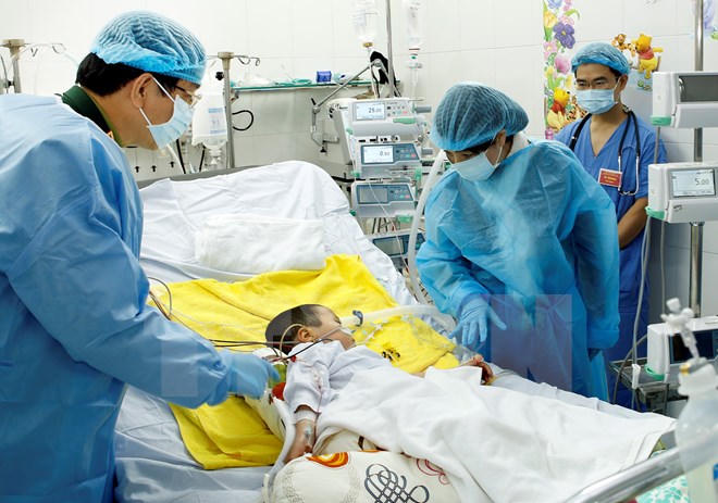 Bộ trưởng Y tế thăm bệnh nhân ghép phổi từ người cho sống đầu tiên