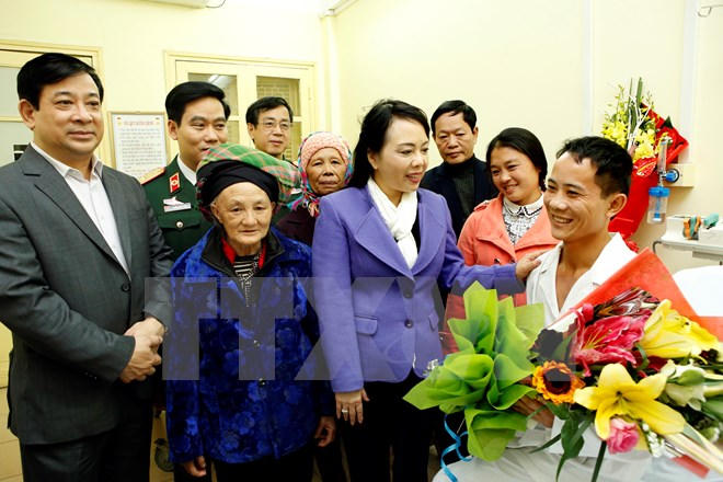 Bộ trưởng Y tế thăm bệnh nhân ghép phổi từ người cho sống đầu tiên