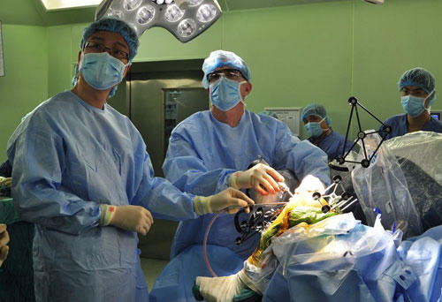 nho-robot-thay-khop-goi-benh-nhan-di-lai-ngay-sau-mo