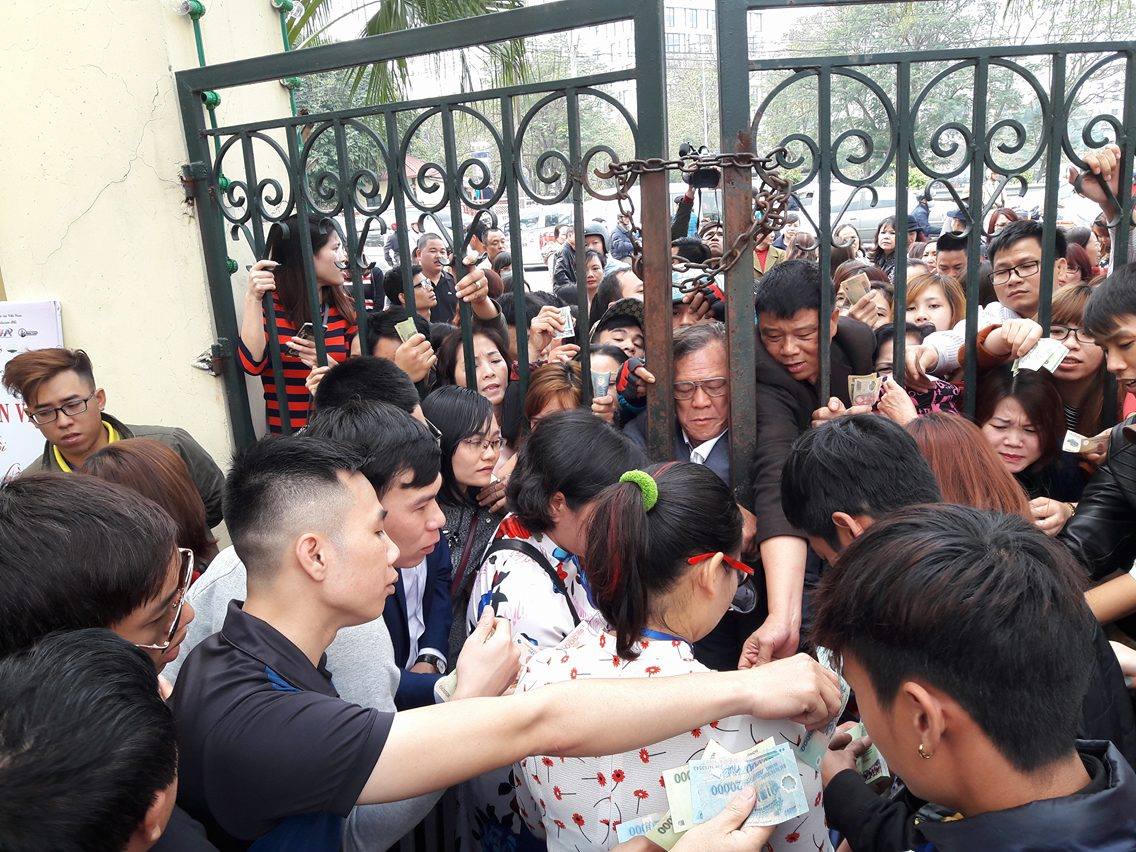 Chen chúc chờ xem lễ hội hoa hồng