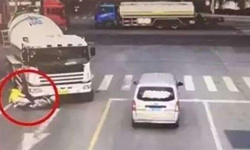 me-bau-lay-than-minh-cuu-con-khoi-banh-xe-tai