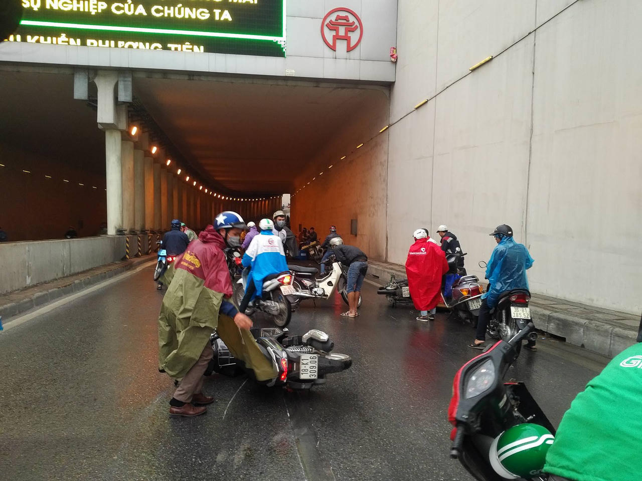 Xe máy đổ hàng loạt tại hầm Kim Liên