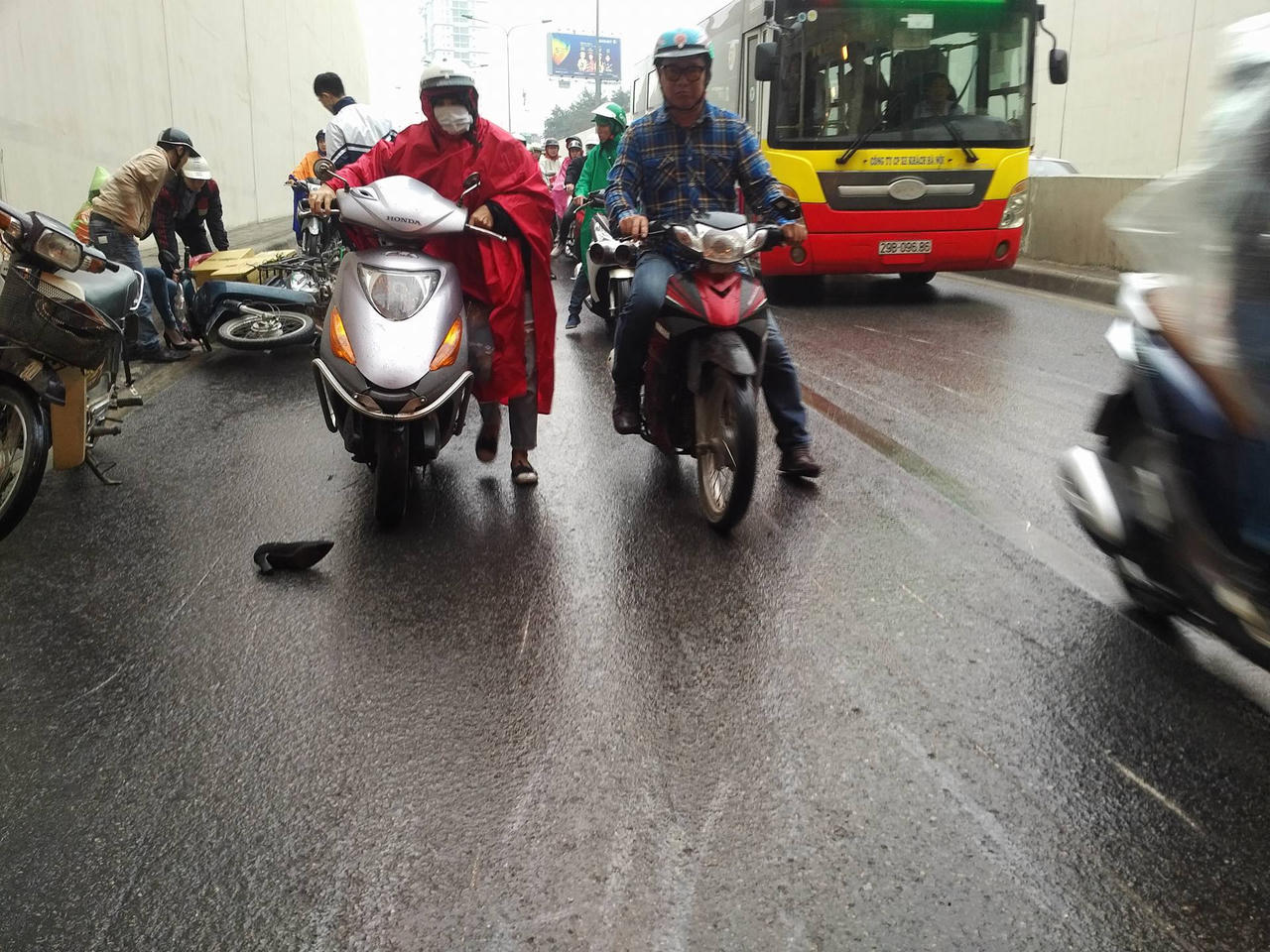 Xe máy đổ hàng loạt tại hầm Kim Liên