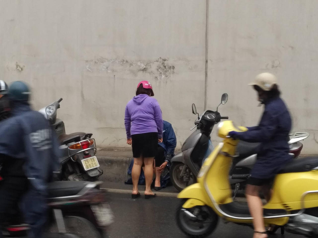 Xe máy đổ hàng loạt tại hầm Kim Liên