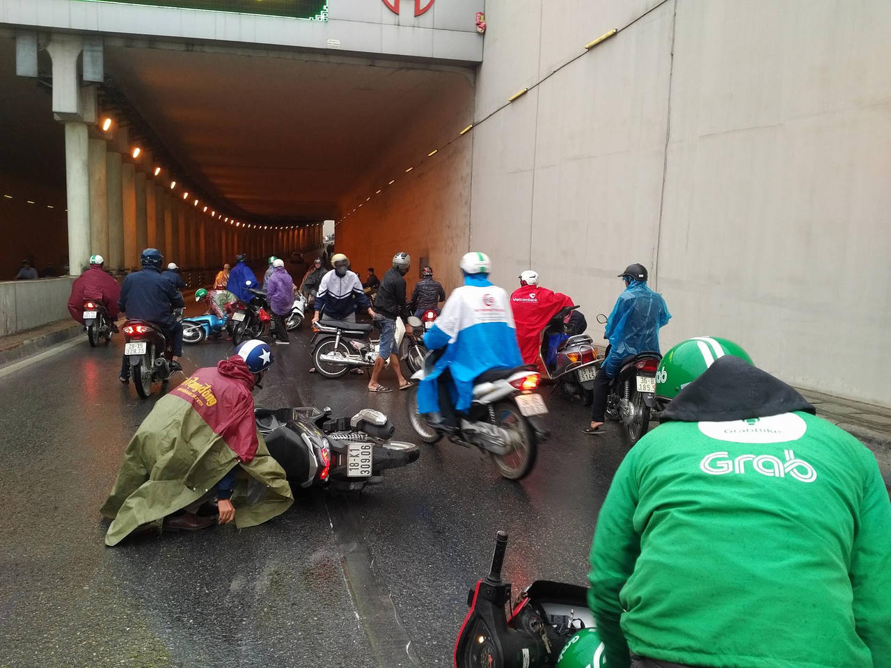 Xe máy đổ hàng loạt tại hầm Kim Liên