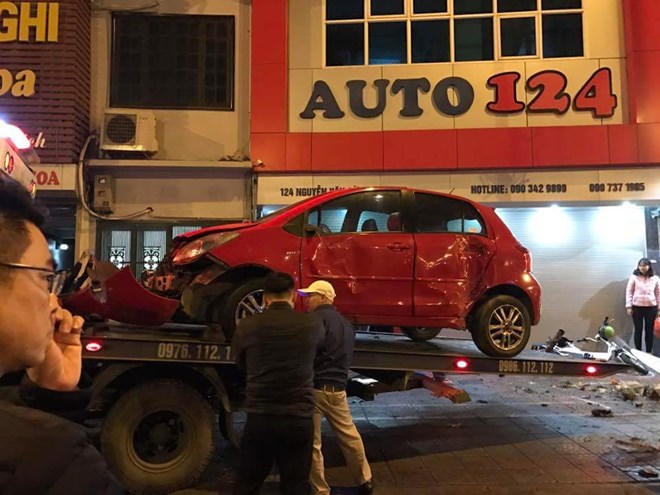 Hà Nội: Ôtô đâm liên hoàn nhiều phương tiện trên phố Nguyễn Văn Cừ