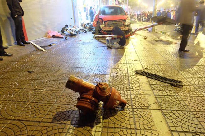 Hà Nội: Ôtô đâm liên hoàn nhiều phương tiện trên phố Nguyễn Văn Cừ