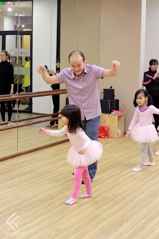 'Tan chảy' với hình ảnh bố múa ballet cùng con gái