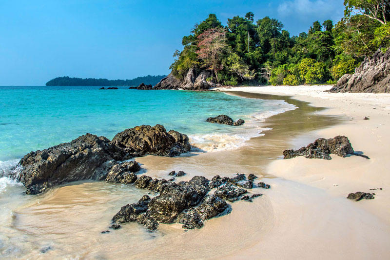 9. Đảo Lampi. Hòn đảo lớn nhất nằm trong công viên quốc gia biển cùng tên ở Myanmar. Lampi là sự pha trộn giữa rừng nhiệt đới nguyên sinh, bãi biển hẻo lánh, vườn san hô và truyền thống hàng hải địa phương.