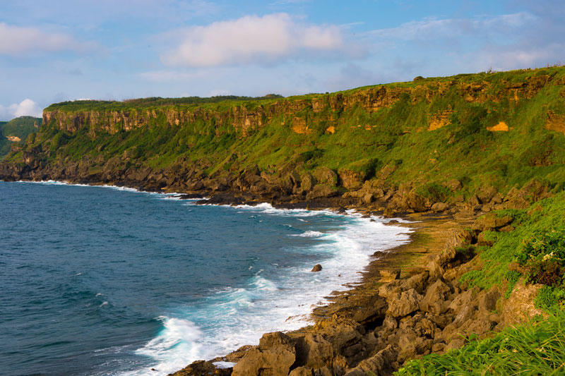 8. Đảo Tokunoshima. Hòn đảo có 247,77 km2, thuộc tỉnh Kagoshima, Nhật Bản. Đảo là nơi sinh sống của một loài rắn độc gọi là habu, thỏ Amami quý hiếm. Tokunoshima là điểm đến lý tưởng cho những du khách yêu thích lặn biển.