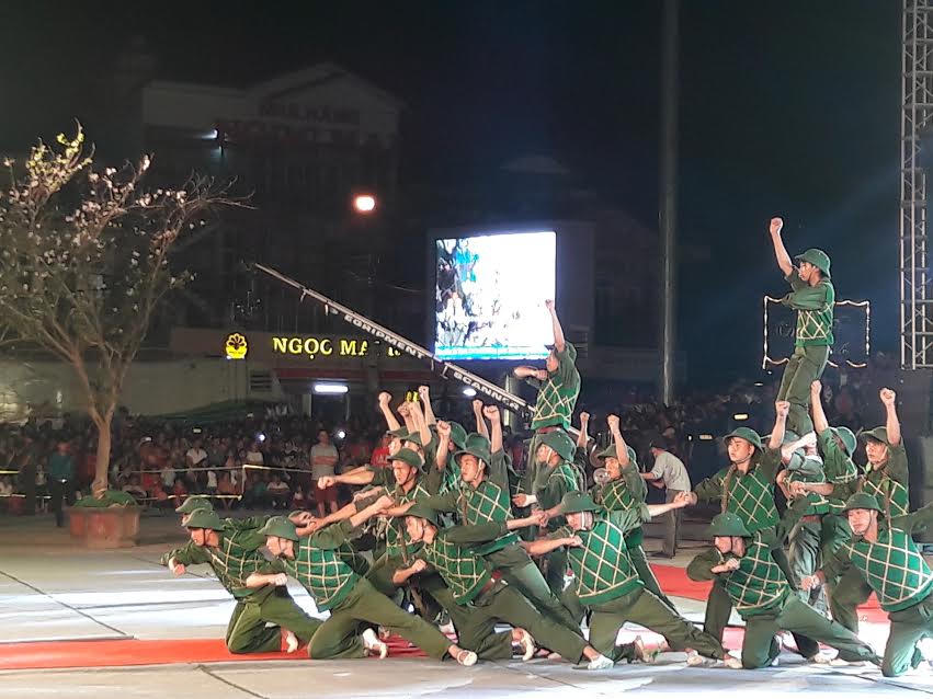 Điện Biên tưng bừng khai mạc lễ hội hoa ban