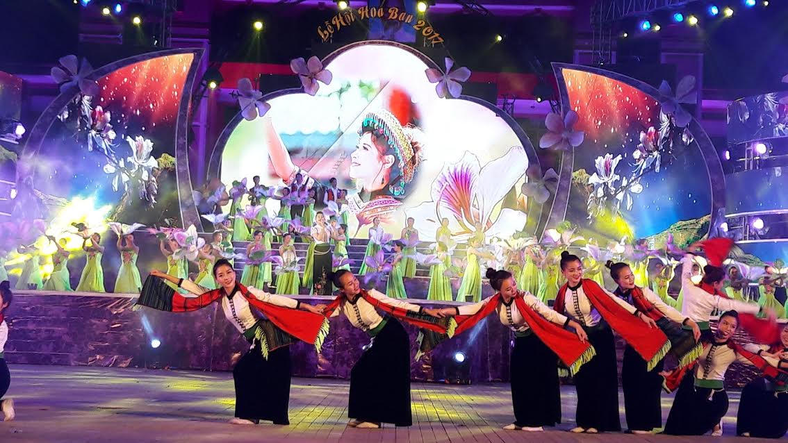 Điện Biên tưng bừng khai mạc lễ hội hoa ban