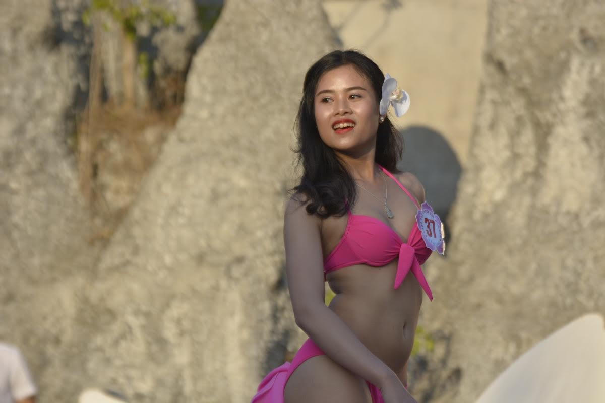 Bỏng mắt với màn thi áo tắm Người đẹp hoa ban 2017