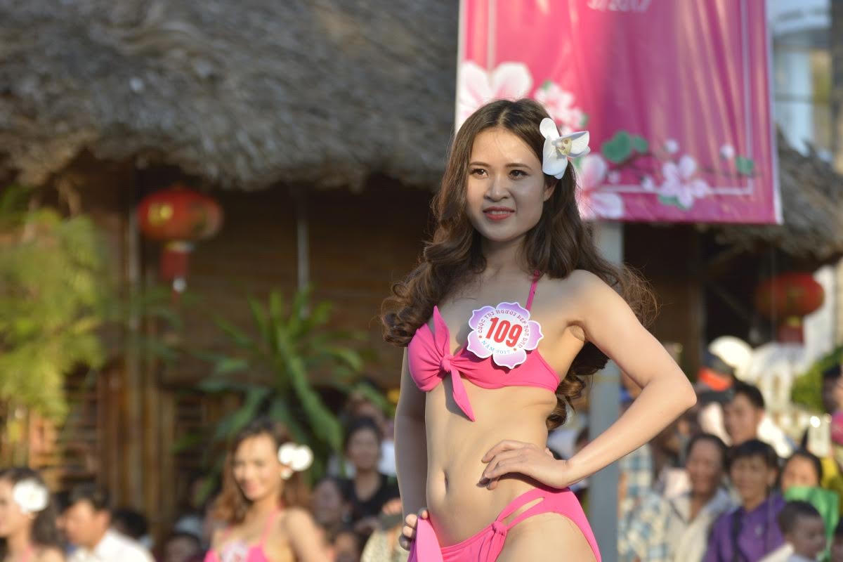 Bỏng mắt với màn thi áo tắm Người đẹp hoa ban 2017