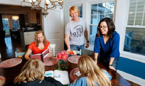 anh-chong-song-chung-nha-voi-vo-cu-va-bo-moi