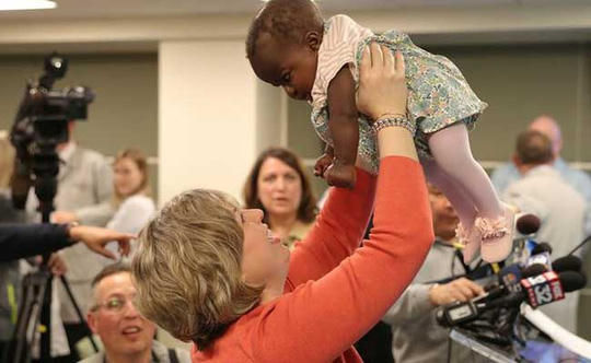  Bé Dominique đã trải qua ca phẫu thuật kéo dài 6 giờ. Ảnh: Reuters 