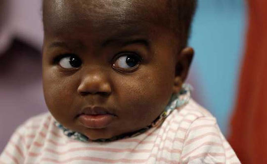  Bé Dominique đang được mẹ nuôi chăm sóc tại Mỹ. Ảnh: Reuters 