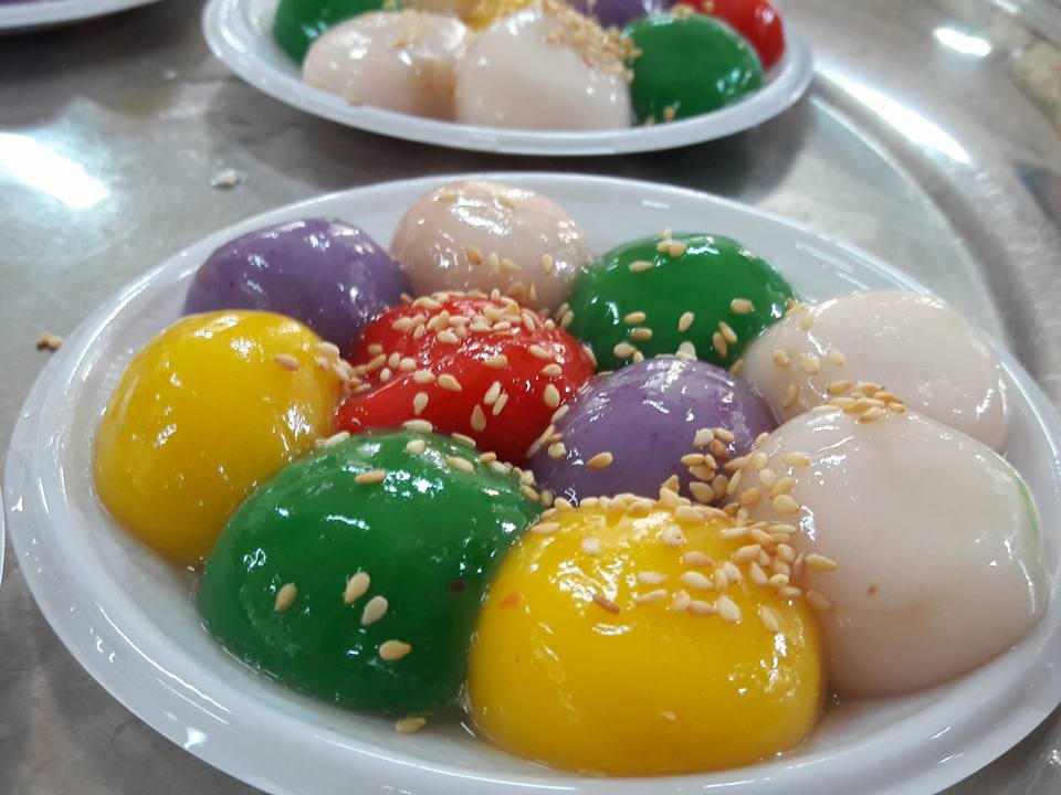 Tết Hàn thực, cô giáo cùng học trò làm bánh trôi ngũ sắc