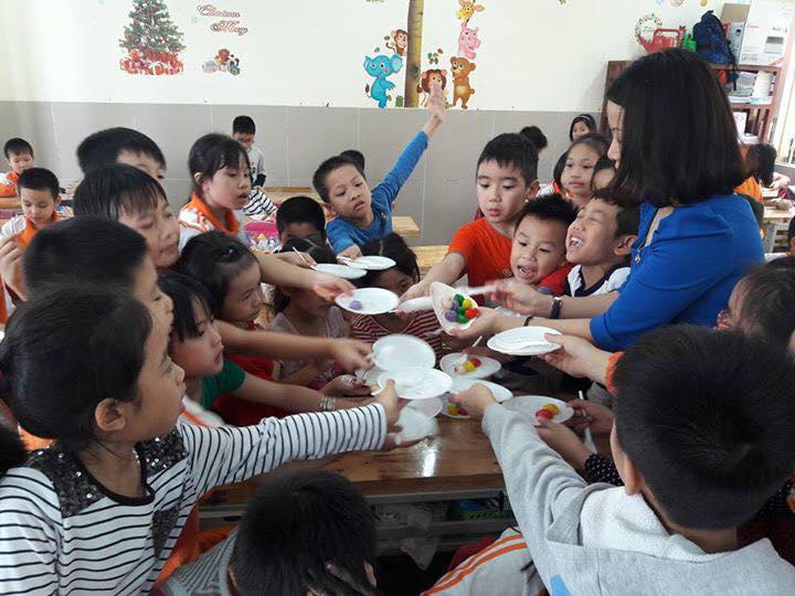 Tết Hàn thực, cô giáo cùng học trò làm bánh trôi ngũ sắc