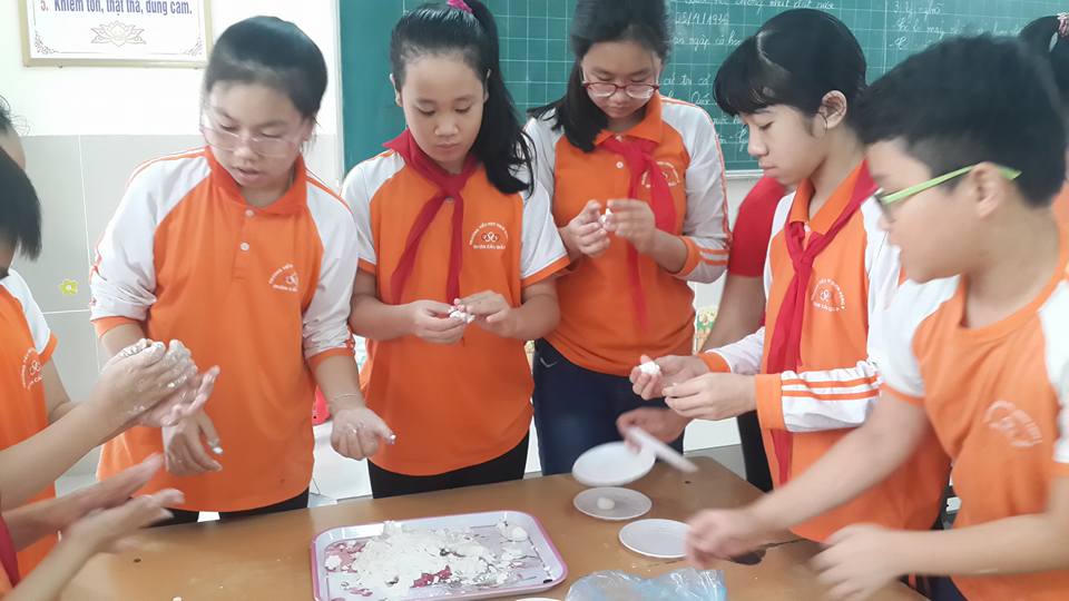 Tết Hàn thực, cô giáo cùng học trò làm bánh trôi ngũ sắc