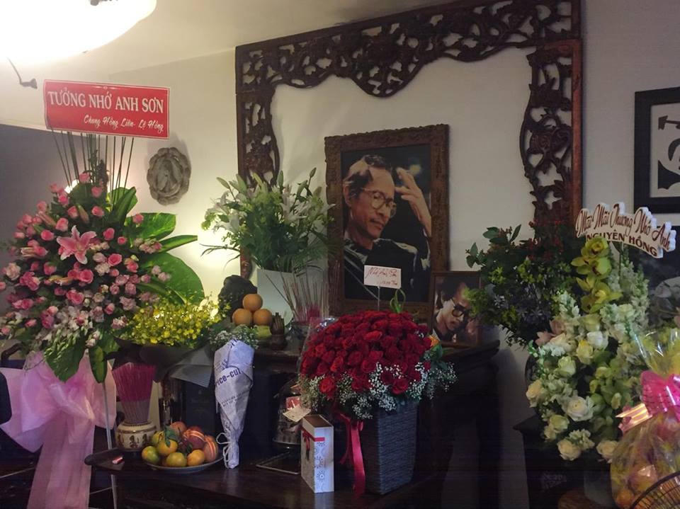 Hoa bên bàn thờ của NS Trịnh Công Sơn&nbsp;