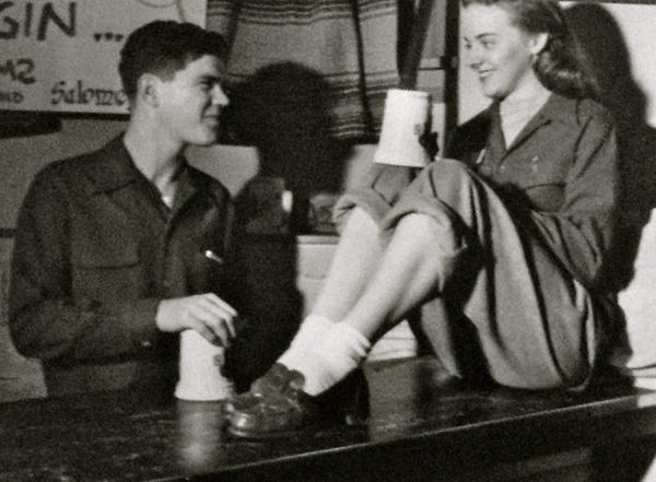 chuyen-tinh-dang-sau-buc-anh-bo-do-cuoi-long-vao-nhau-1