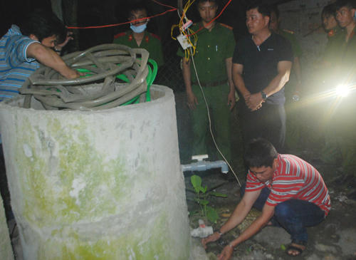 Cảnh sát khai quật nơi Phúc giấu xác người vợ để điều tra. Ảnh. Long Vương