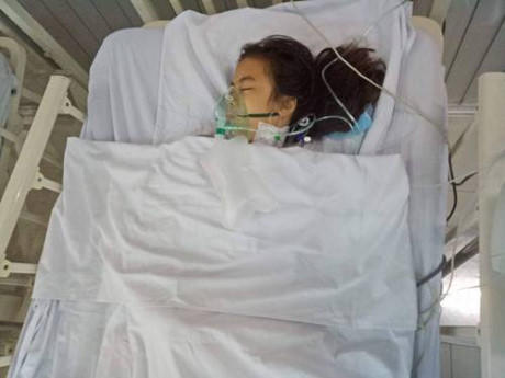 bi danh hoi dong hoc sinh lop 6 tan cong ban bang dao roc giay hinh 1