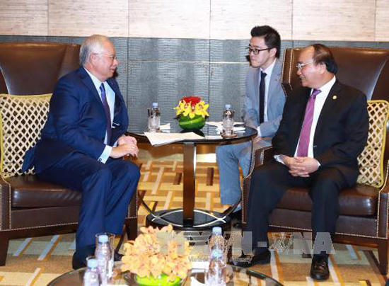 Thủ tướng Nguyễn Xuân Phúc gặp Thủ tướng Malaysia bên lề Hội nghị Cấp cao ASEAN