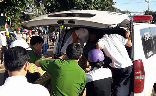 Lực lượng chức năng chuyển các nạn nhân đi cấp cứu. Ảnh: Nhật Hạ