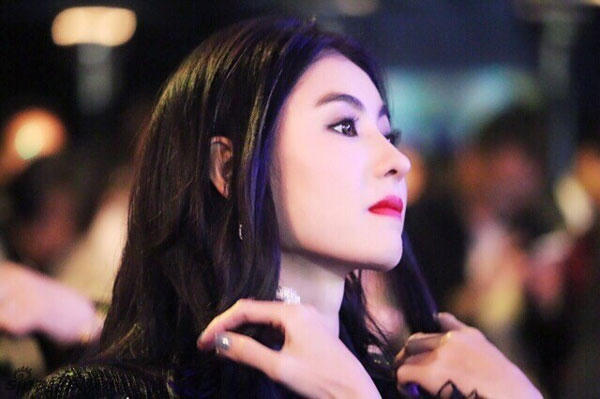  Trương Bá Chi cũng khốn đốn khi lộ ảnh nóng với Trần Quán Hy. 