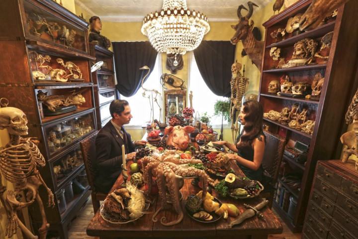 “Ám ảnh” trước những bức hình thời trang trong căn nhà hoang bí ẩn