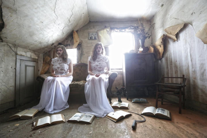 “Ám ảnh” trước những bức hình thời trang trong căn nhà hoang bí ẩn