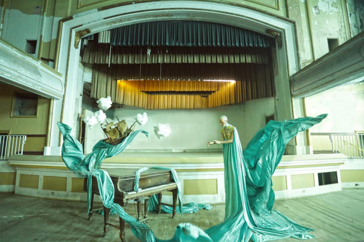 “Ám ảnh” trước những bức hình thời trang trong căn nhà hoang bí ẩn