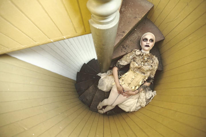 “Ám ảnh” trước những bức hình thời trang trong căn nhà hoang bí ẩn