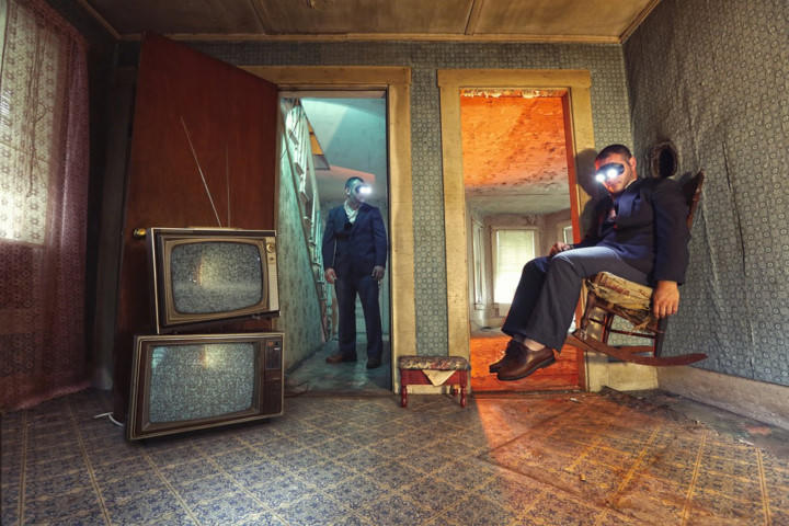 “Ám ảnh” trước những bức hình thời trang trong căn nhà hoang bí ẩn